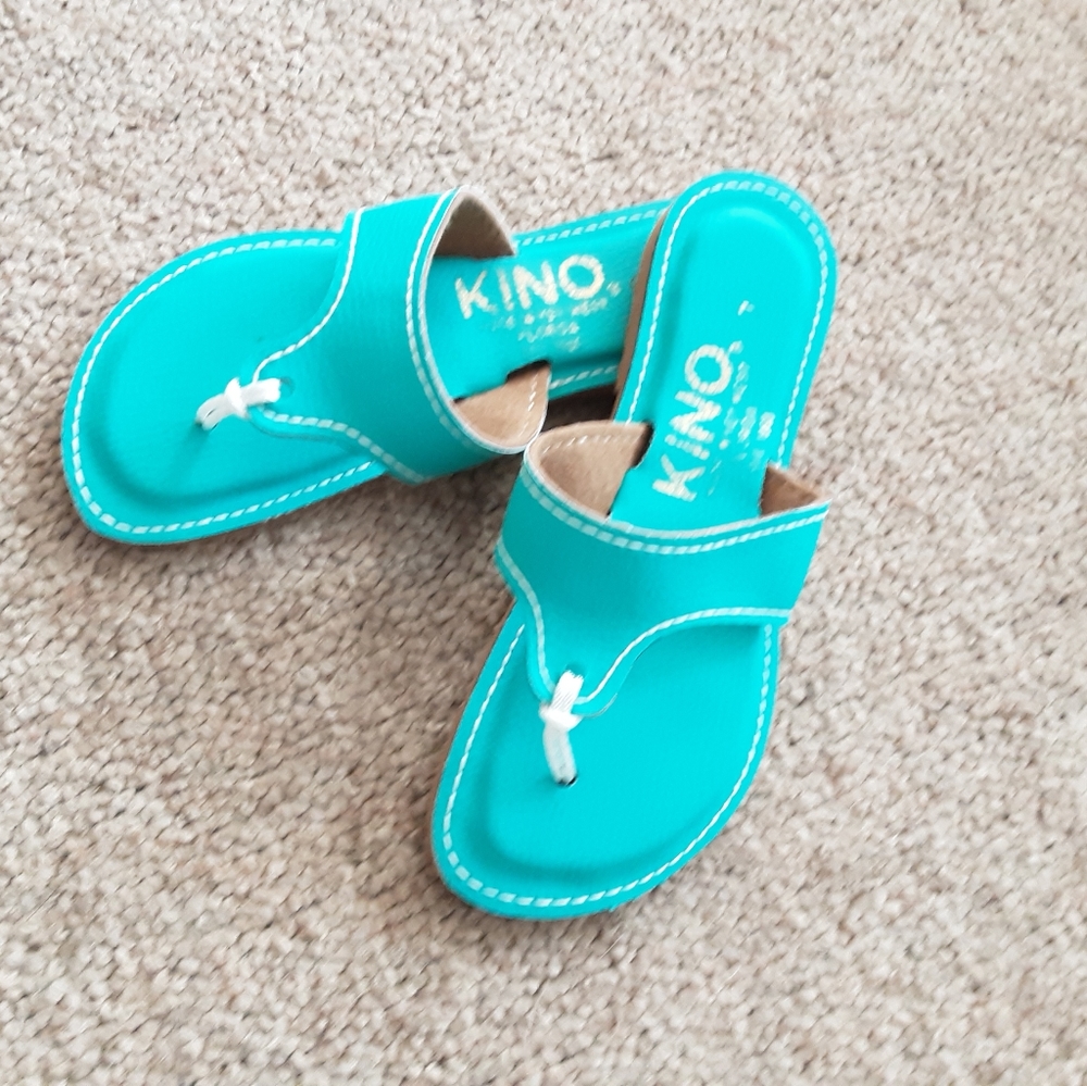 Kinos womans sandals. Size 7. New.